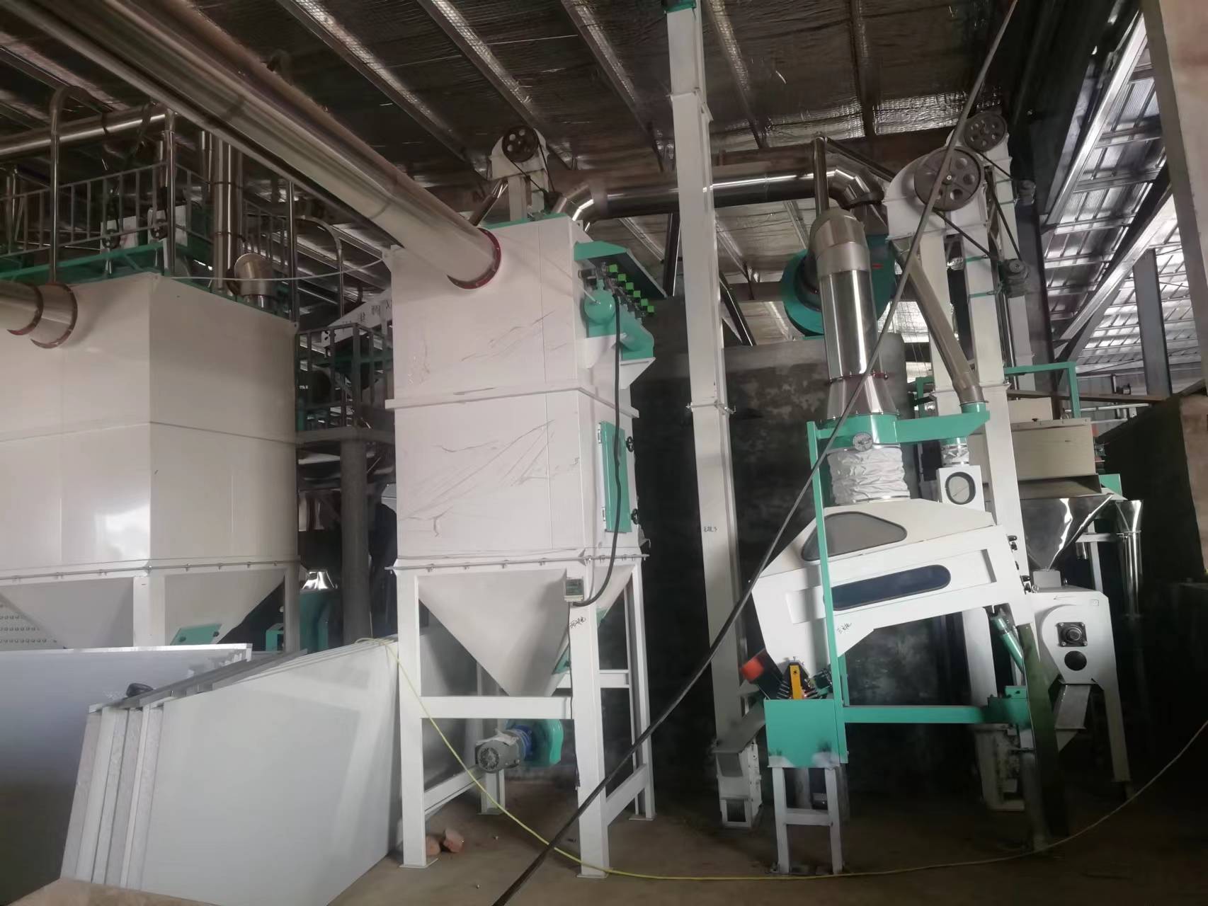 河南鶴壁市浚縣六加二石磨面粉機(jī)